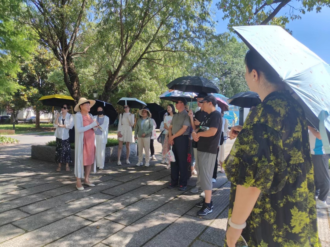 一群人在街道上手拿着伞
描述已自动生成