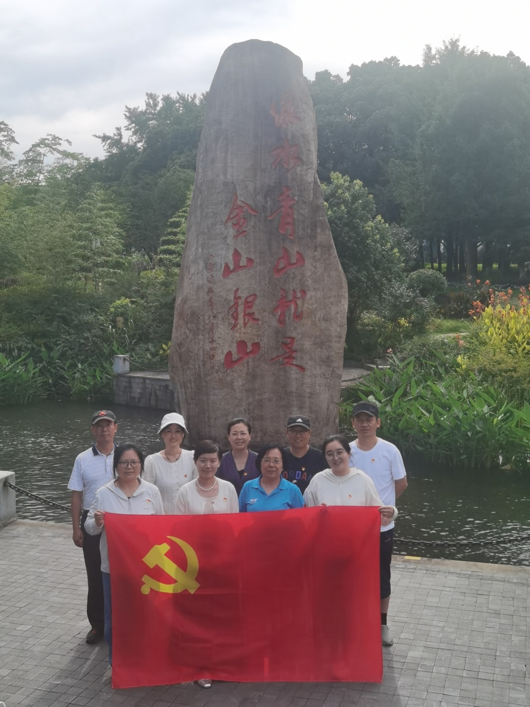 人们在船上
中度可信度描述已自动生成