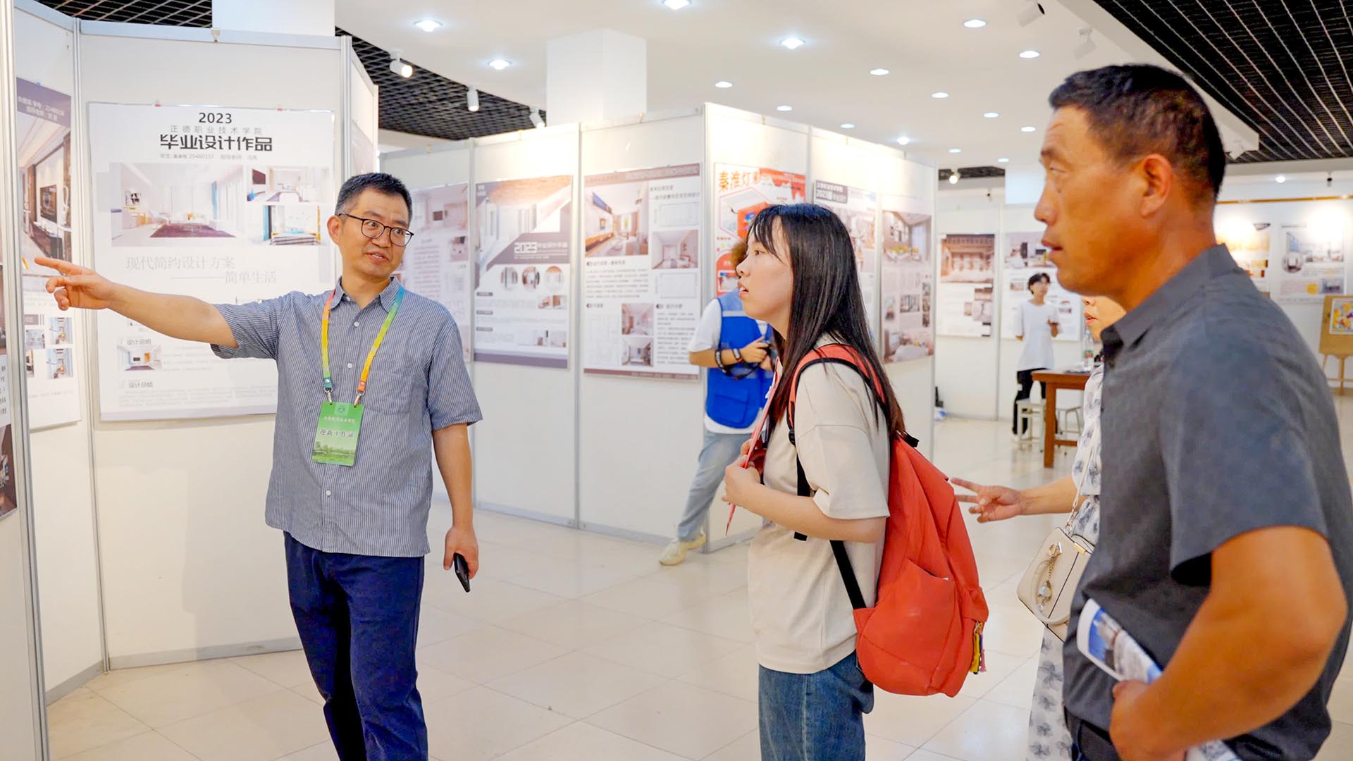 参观展厅毕业设计.jpg 参观展厅毕业设计.jpg