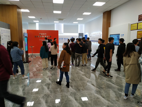 学生参观_副本.jpg 学生参观_副本.jpg