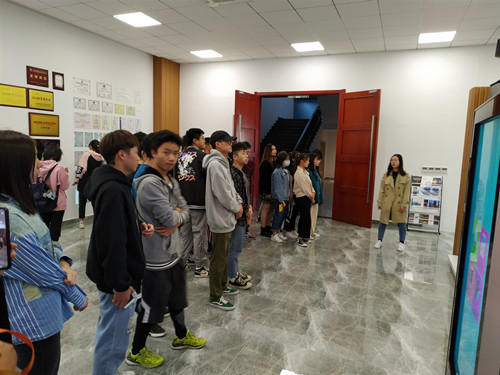 工作人员介绍_副本.jpg 工作人员介绍_副本.jpg