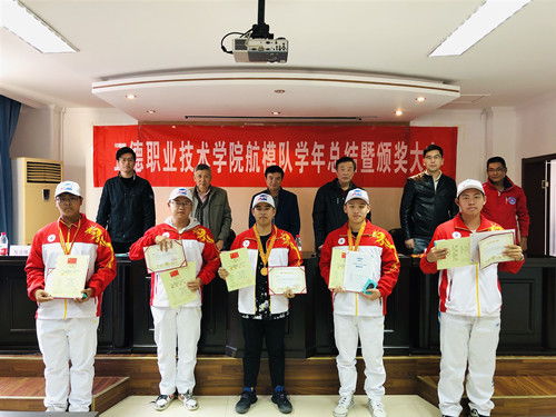 学生领奖_副本.jpg 学生领奖_副本.jpg