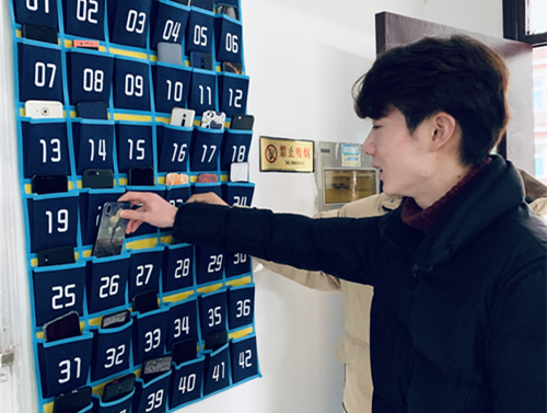 手机入袋_副本.png 手机入袋_副本.png