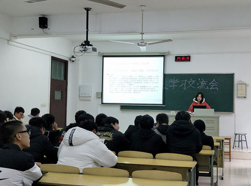 韩啸同学代表大二学生分享经验.jpg 韩啸同学代表大二学生分享经验.jpg