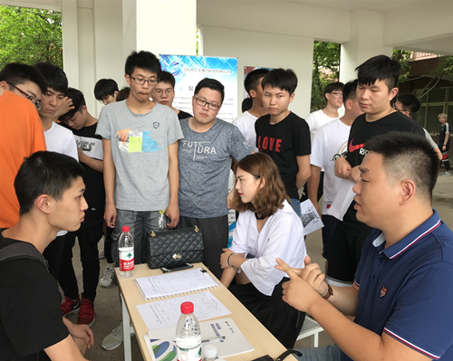 应聘学生与用人单位交流_副本.jpg 应聘学生与用人单位交流_副本.jpg