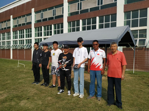 王高山、翟磊与留校学生合影_副本.png 王高山、翟磊与留校学生合影_副本.png