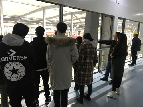 师生参观中_副本.jpg 师生参观中_副本.jpg