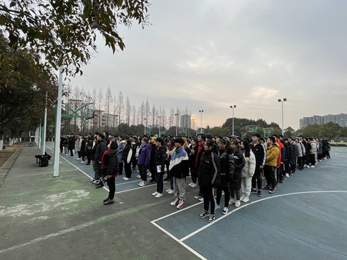 电信系500余名学生参加升国旗仪式_副本.jpg 电信系500余名学生参加升国旗仪式_副本.jpg