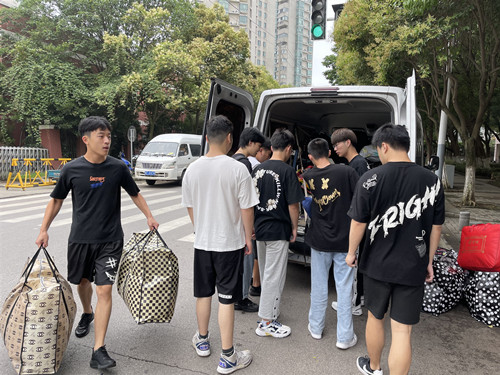 学生们搬运行李2_副本.jpg