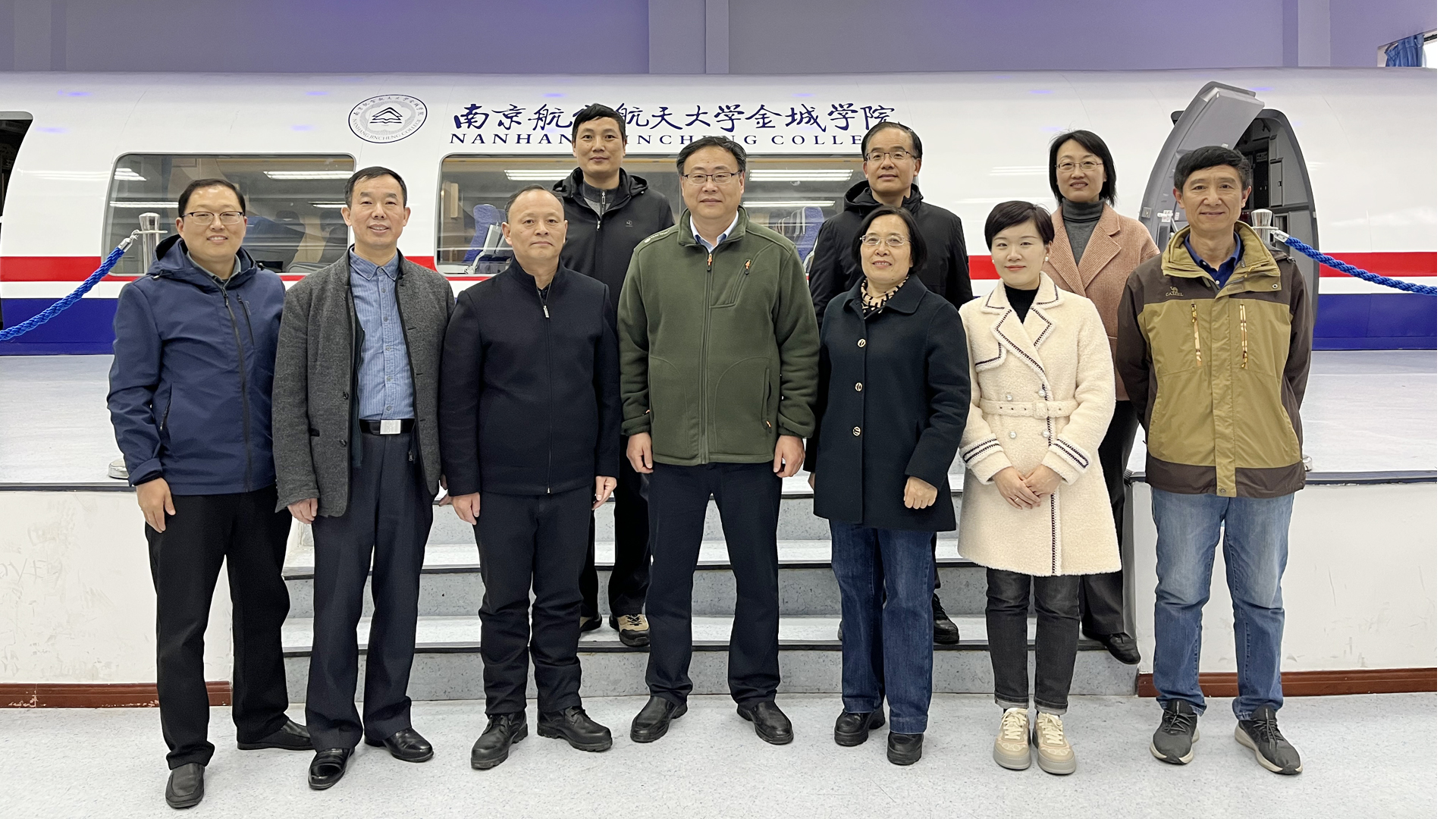 参观实训室1.jpg 参观实训室1.jpg