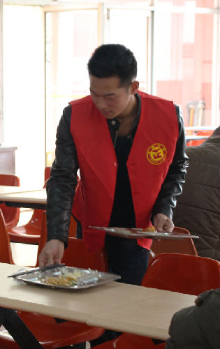 艺术设计与建筑工程系志愿者“文明就餐,光盘行动”.jpg