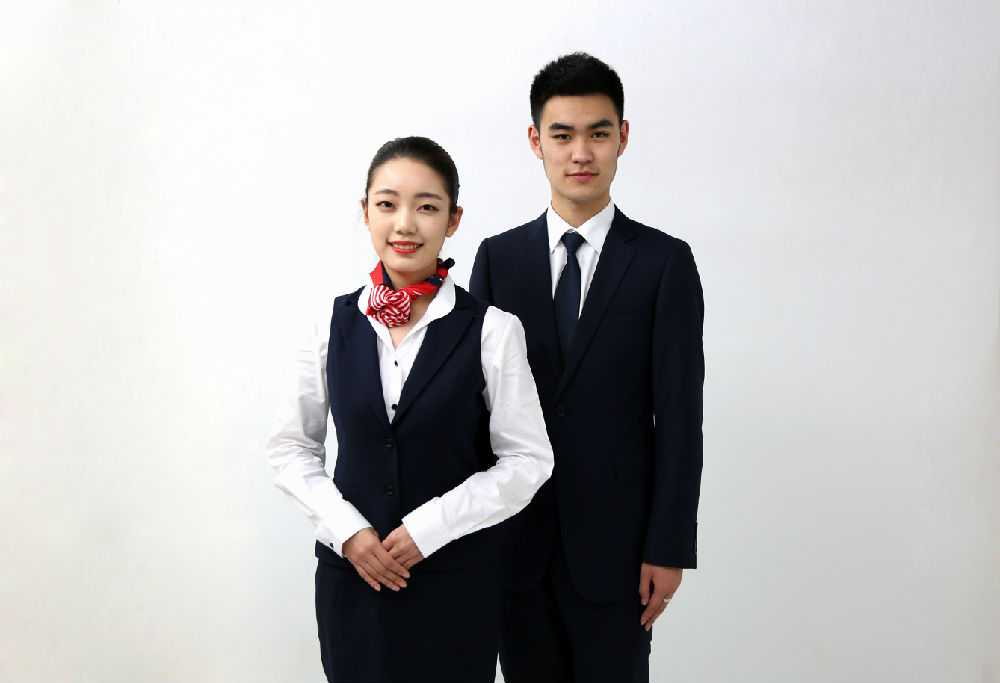 航空服务专业徐小婷和苏博文同学分别被东方航空公司录用为空中乘务员与空中安全员.jpg