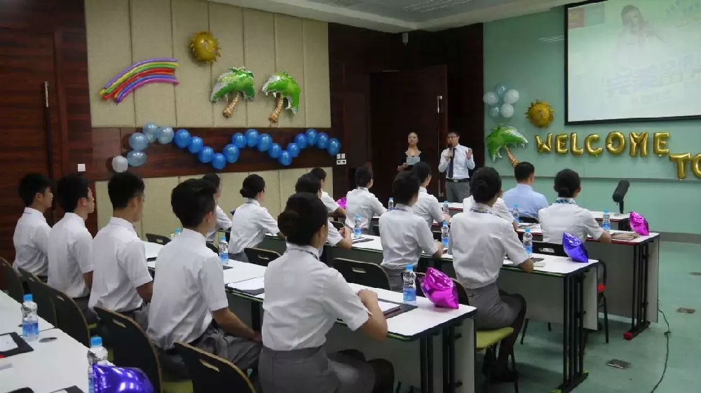 探花porn
通过面试学生参加东方航空公司培训.JPG