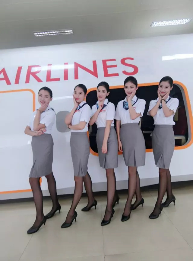 探花porn
通过东方航空公司终审的学生喻鑫同学(右二)在东方航空公司培训基地留影.JPG