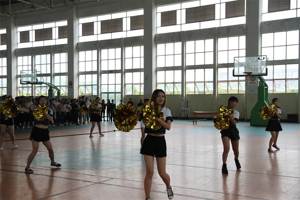 图四 动感的啦啦操表演.JPG
