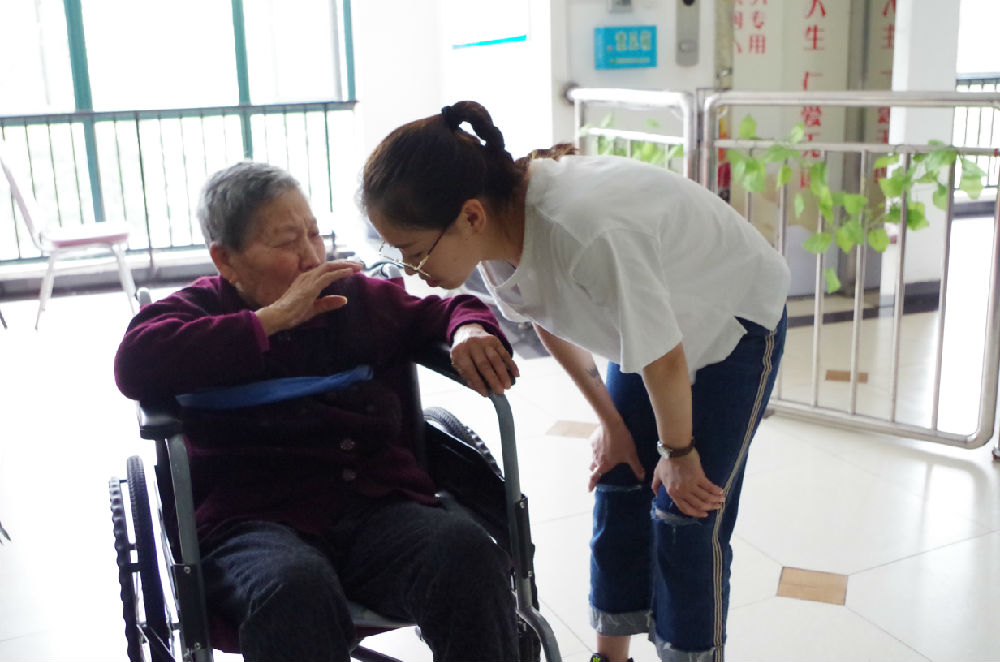 图二 志愿者与老人交流.JPG