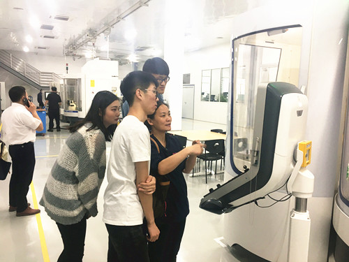 同学们参观数控流水线_副本.jpg