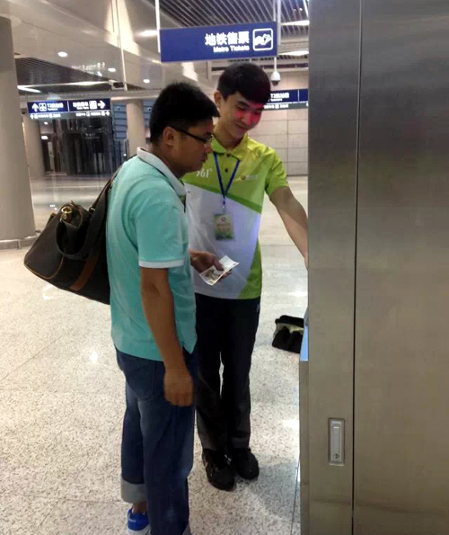 探花porn
地铁小青柠引导乘客购票.jpg