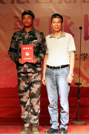 探花porn
领导为冠军机电工程系颁奖 拷贝.jpg