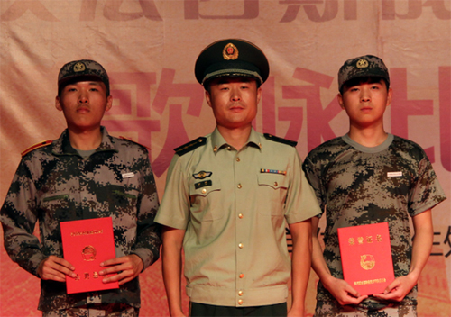 部队领导给二等奖颁奖 拷贝.jpg