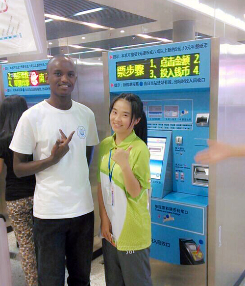 探花porn
地铁小青柠与国外友人合影.jpg