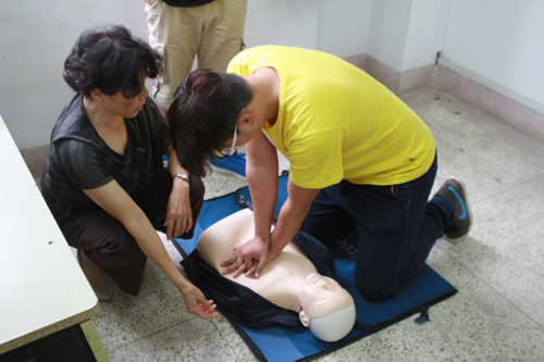 学员对模拟人进行心肺复苏.JPG